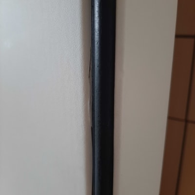 חיבור דלת עם ציפוי שחור מתקלף