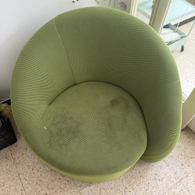 כיסא ירוק עם כתמים כהים על המושב