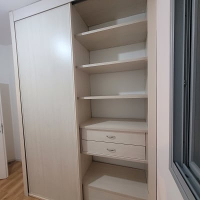 ארון עץ עם מדפים ומגירות פתוחים