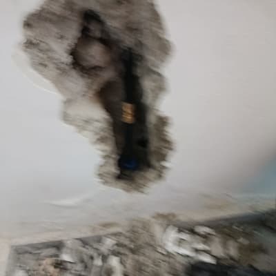 תמונה של קיר עם חור וצינור חשוף