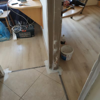 כלי עבודה לצביעה על שולחן, דלי צבע על הרצפה