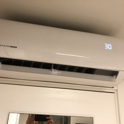 מזגן קיר עם תצוגת טמפרטורה 30 מעלות