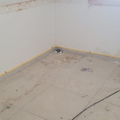 צינורות גז צהובים מותקנים על קיר לבן