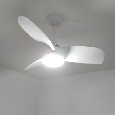 מאוורר תקרה עם תאורה דולקת