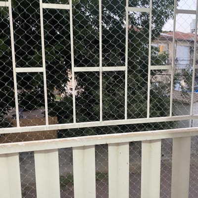 רשת למניעת כניסת יונים על מרפסת