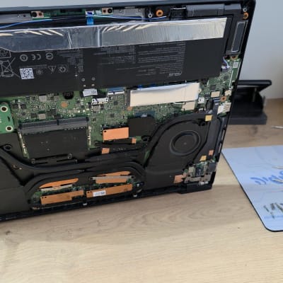 חלקים פנימיים של מחשב נייד על שולחן עבודה