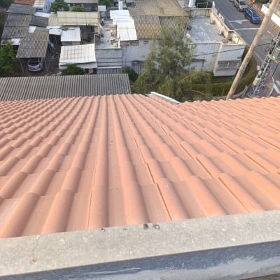 גג רעפים אדום עם שיפוע קל