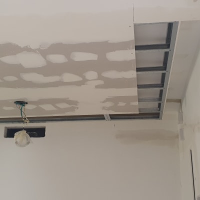 תקרת גבס בתהליך התקנה עם מסגרת מתכת