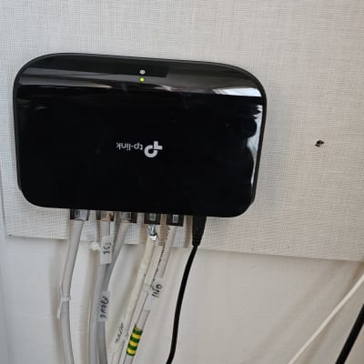 נתב רשת עם כבלים מחוברים לקיר