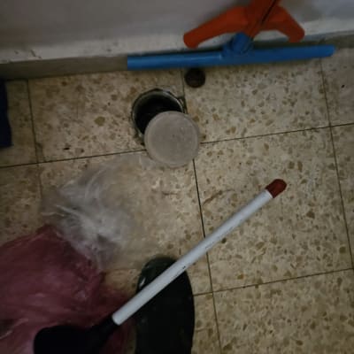 פומפה, מכסה ביוב וכלי ניקוי על רצפה