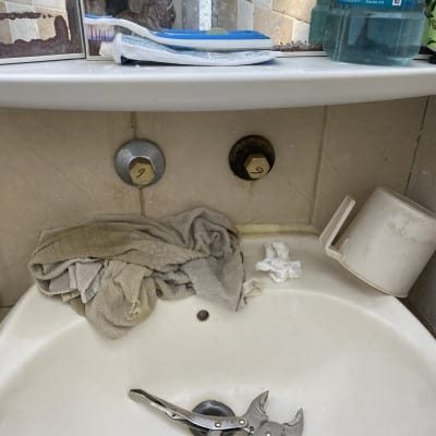 כיור עם כלים ומגבת, מתאים לעבודה בתחום האינסטלציה