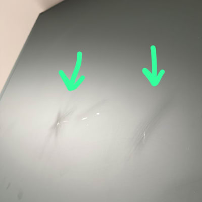 שריטות על משטח חלק עם חצים ירוקים