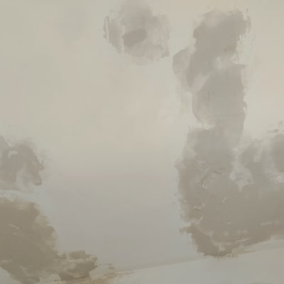 קיר עם תיקוני טיח בצבע אפור