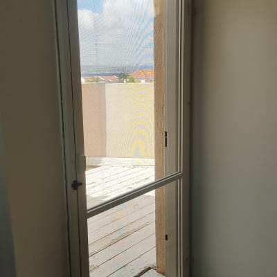 חלון אלומיניום עם רשת נגד יתושים