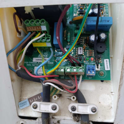 לוח חשמל עם חוטים צבעוניים ומחברים