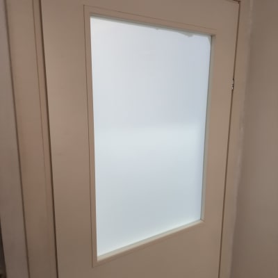 דלת עם זכוכית חלבית במרכז