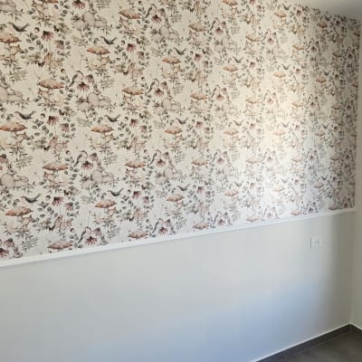 טפט פרחוני עם עלים וציפורים על קיר