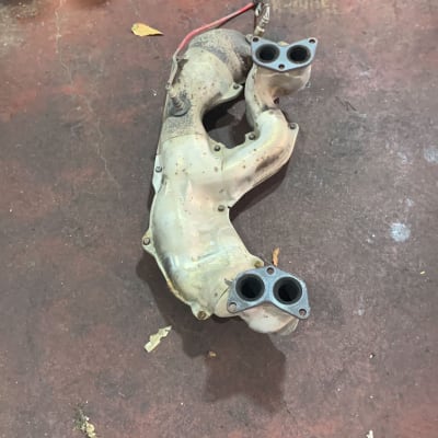 חלקי מפלט מתכתיים על רצפת מוסך