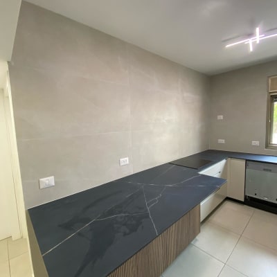 שיש שחור מותקן במטבח במהלך שיפוץ