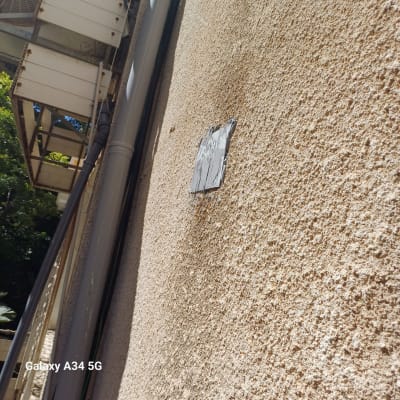 קיר עם צינורות ומדבקה אפורה