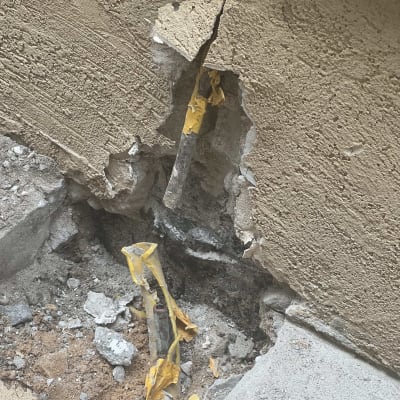 צינור גז פגום בקיר עם סרט צהוב