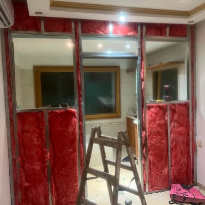 עבודת בנייה עם בידוד ורוד וקיר גבס