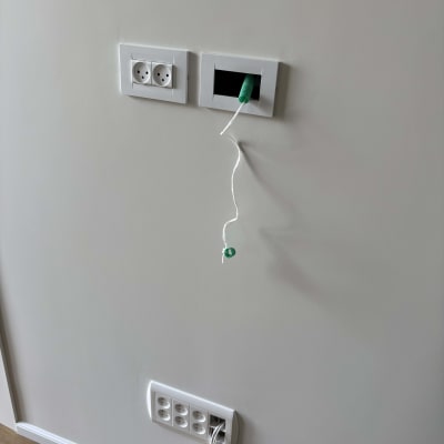 שקעי חשמל וכבלים מותקנים בקיר