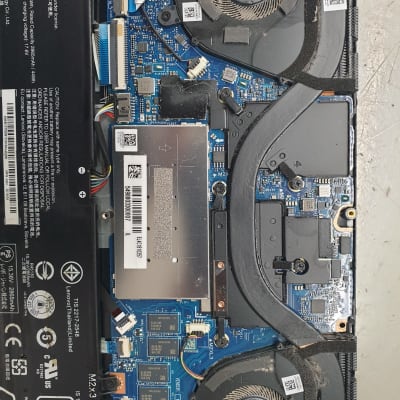 לוח אם של מחשב נייד עם מאווררים ורכיבים אלקטרוניים