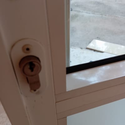 מנעול בדלת זכוכית עם נוף חיצוני