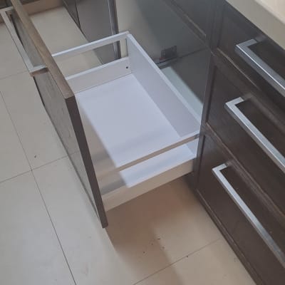 מגירה פתוחה במטבח עם משטח עבודה