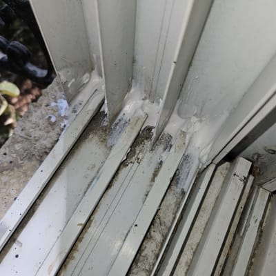 מסילות תריסים עם חומר איטום לבן