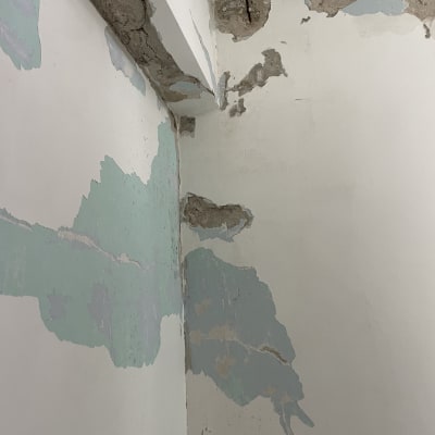 קיר מתקלף עם צבע מתקלף ותיקונים בטיח