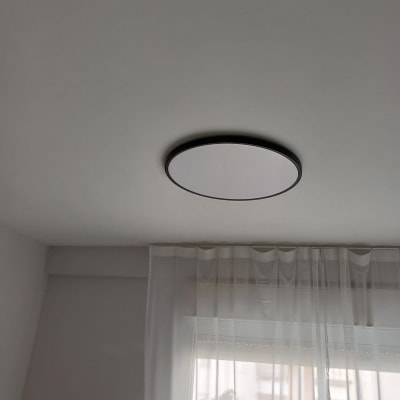 מנורה עגולה מותקנת על תקרה בחדר