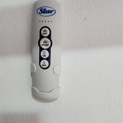 שלט רחוק למאוורר עם כפתורי הפעלה וכיבוי