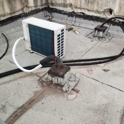 יחידת מיזוג אוויר על גג עם צינורות מחוברים