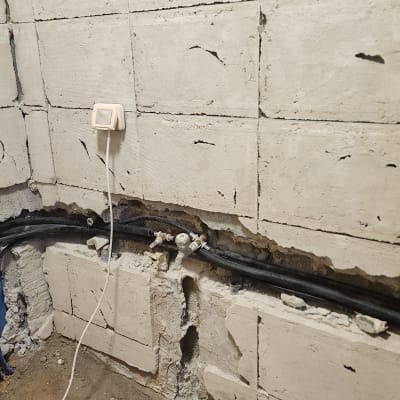 קיר עם צנרת חשופה במהלך שיפוץ