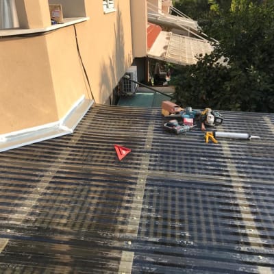 כלים וחומרים על גג פלסטיק שקוף