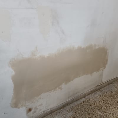 קיר עם טיח חדש בתהליך שיפוץ