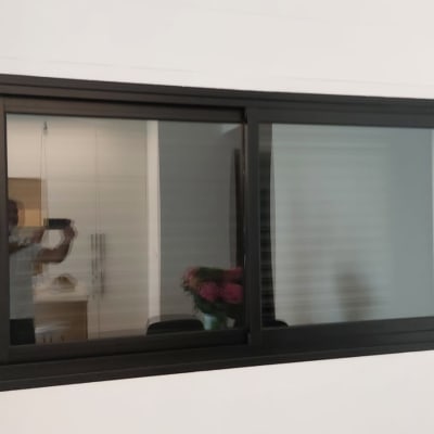 חלון זכוכית נקי עם מסגרת שחורה