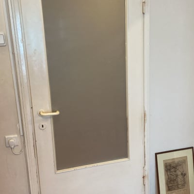 דלת עם זכוכית חלבית ומסגרת לבנה