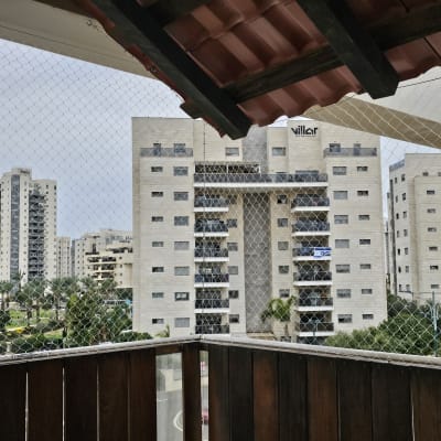 רשת הגנה על מרפסת למניעת כניסת יונים