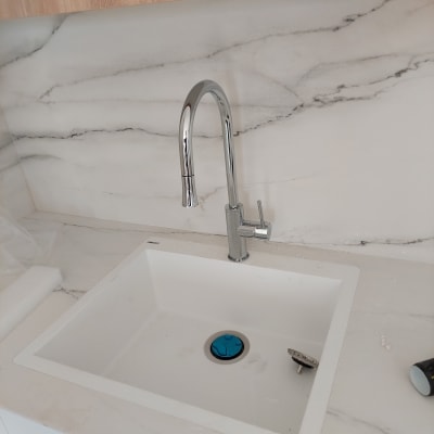 כיור מטבח עם ברז כרום ומסנן מים