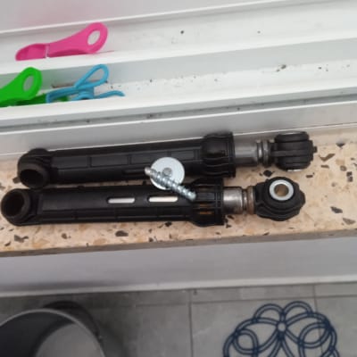 שני בולמי זעזועים עם בורג על מדף