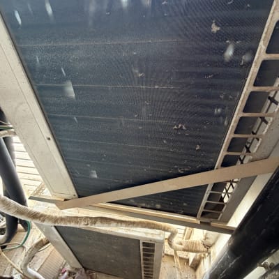 יחידת מיזוג אוויר חיצונית עם צינורות וחיבורים