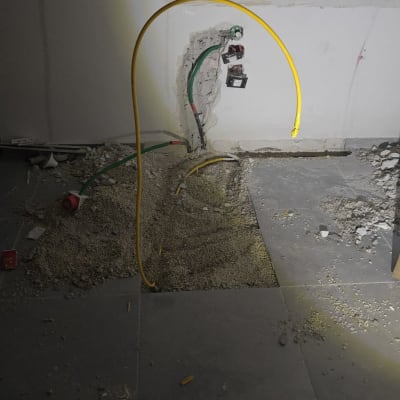 צינור צהוב וגומחה בקיר עם חוטים חשמליים