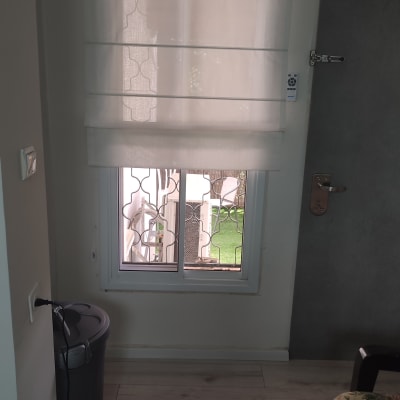 וילון לבן חצי שקוף על חלון קטן