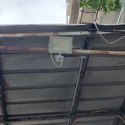 תאורת חוץ מותקנת על גג מתכת