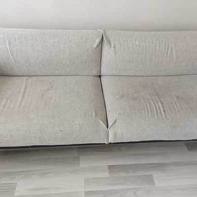 ספה מלוכלכת עם כתמים על הריפוד