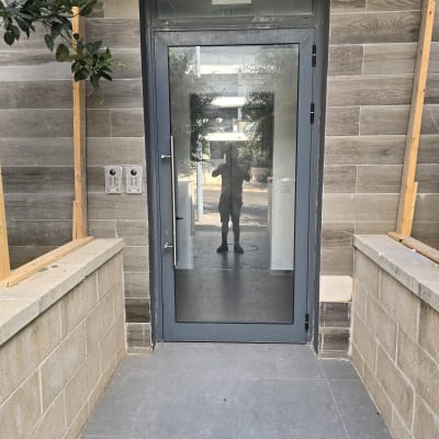 דלת זכוכית עם השתקפות של אדם