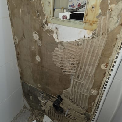 קיר חשוף עם צנרת ותשתית אינסטלציה